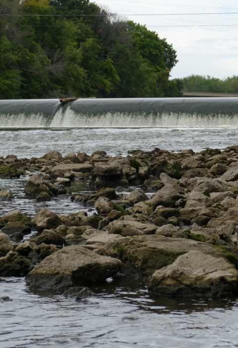 Flowing dam